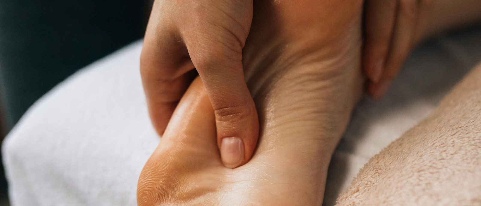 Pression du pouce sur la voûte du pied, au cours d'une séance