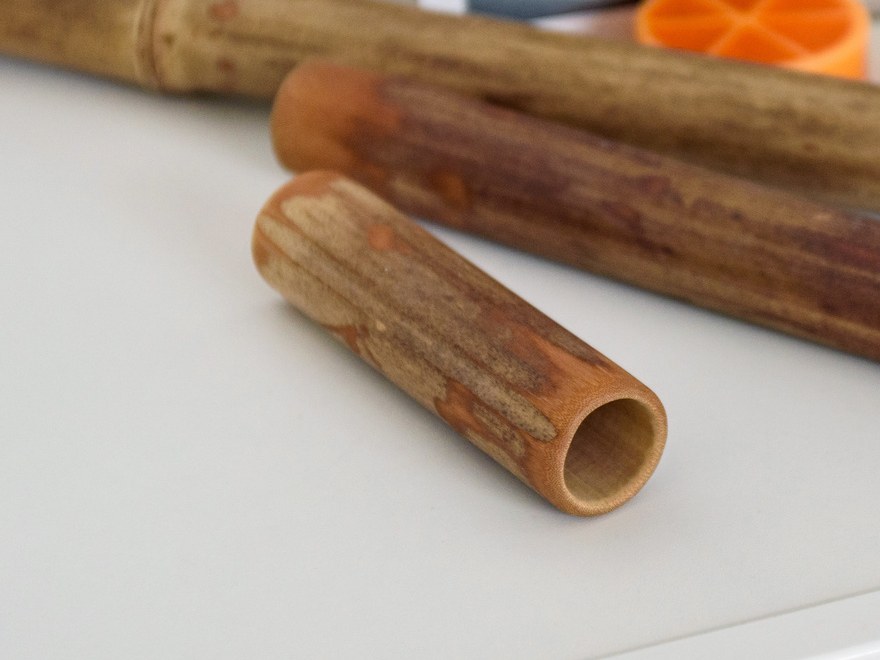 Bambous lisses de différentes tailles, posés sur une table